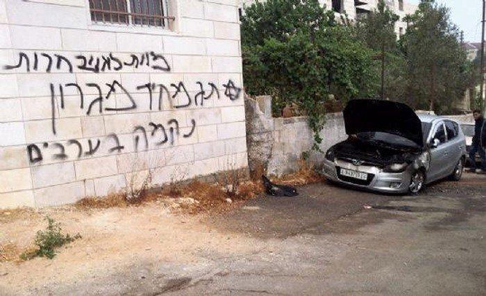 مستوطنون يحرقون سيارتين في بيت اكسا مستوطنون يحرقون سيارتين في بيت اكسا