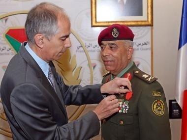 الرئيس الفرنسي يمنح اللواء الزعبي وسام جوقة "الشرف الوطني" الرئيس الفرنسي يمنح اللواء الزعبي وسام جوقة "الشرف الوطني"