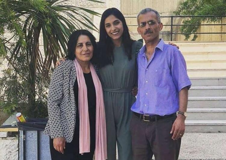 الأسيرة سماح جرادات.. جسد مكبل وروح حرة ترقص على موسيقى باخ الأسيرة سماح جرادات.. جسد مكبل وروح حرة ترقص على موسيقى باخ