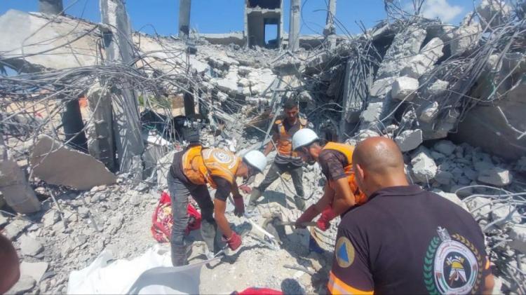 الدفاع المدني: انتشال عدد من جثامين الشهداء في حي الزيتون الدفاع المدني: انتشال عدد من جثامين الشهداء في حي الزيتون