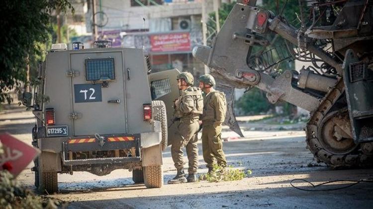 لليوم الثالث: الاحتلال يواصل عدوانه على الخليل ويعتقل 20 مواطنا لليوم الثالث: الاحتلال يواصل عدوانه على الخليل ويعتقل 20 مواطنا