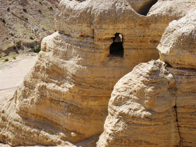 اكتشافات اثرية في قمران قرب البحر الميت، تحرج أثريي الاحتلال في هوية المنطقة