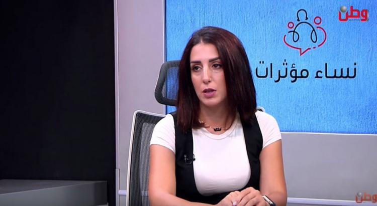 المعلمة ولاء سمارة.. المساواة بين طلبتها اكسبتها حبهم ومكنتها من زرع العلم والقيم فيهم