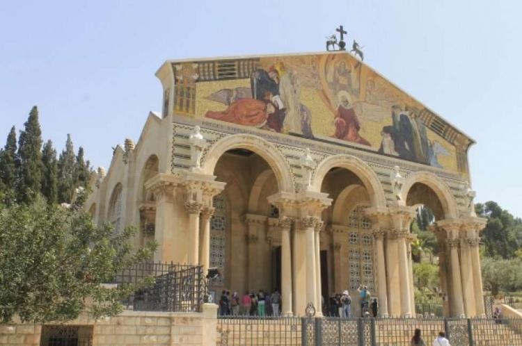 مواطنون يحبطون محاولة مستوطن إحراق كنيسة الجثمانية بالقدس المحتلة