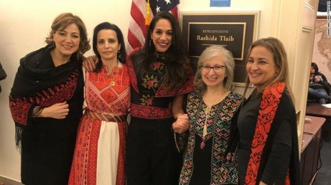 النساء يرتدين الثوب الفلسطيني تكريماً لرشيدة طليب وهي تؤدي اليمين الدستورية في الكونغرس