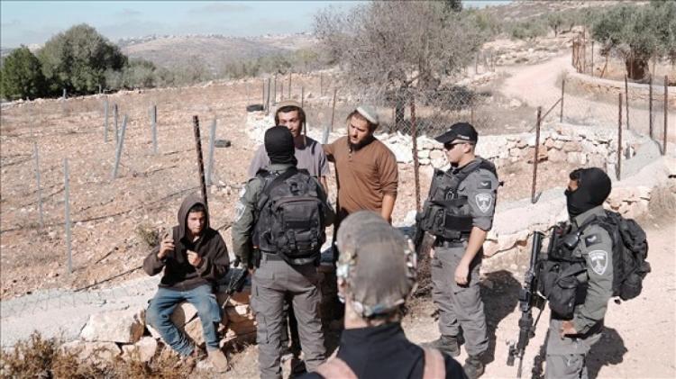 مستوطنون يعيدون إغلاق بوابة حديدة تعزل منزلا شرق أم صفا