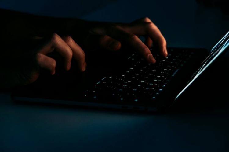 قانون الجرائم الإلكترونية: حين يتحول تنظيم الفضاء الرقمي إلى أداة لتقييد النشطاء والصحفيين قانون الجرائم الإلكترونية: حين يتحول تنظيم الفضاء الرقمي إلى أداة لتقييد النشطاء والصحفيين