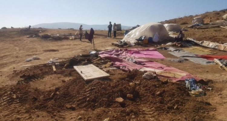 مستوطنون يهددون 47 عائلة فلسطينية بالتهجير من تجمع الرأس الأحمر جنوب طوباس مستوطنون يهددون 47 عائلة فلسطينية بالتهجير من تجمع الرأس الأحمر جنوب طوباس