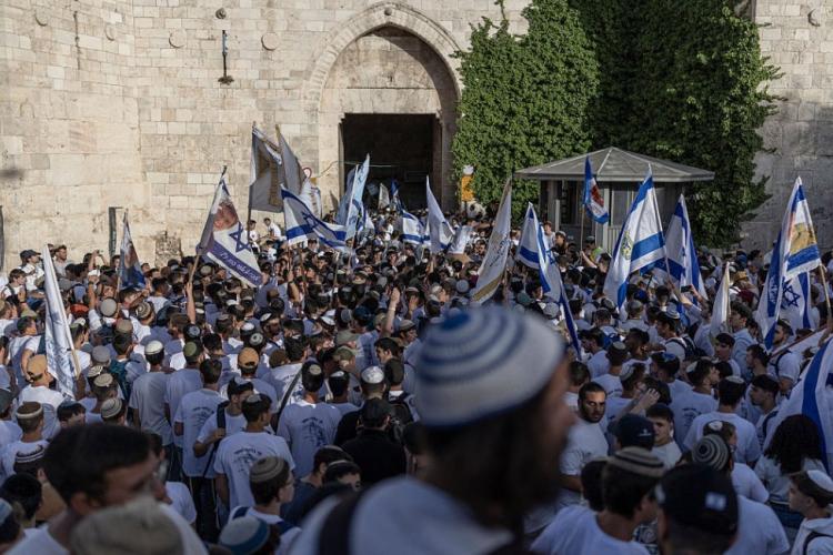 تصعيد بالقدس تزامناً مع "مسيرة الأعلام".. اعتداءات واقتحامات للأقصى بمشاركة آلاف المستوطنين تصعيد بالقدس تزامناً مع "مسيرة الأعلام".. اعتداءات واقتحامات للأقصى بمشاركة آلاف المستوطنين