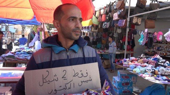 خاص لـ"وطن": بالفيديو.. غزة: "طبيب جراح" يبيع "الشيبس" على قارعة الطريق