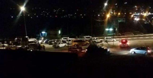 الاحتلال يغلق مداخل نابلس والمستوطنون يهاجمون مركبات المواطنين