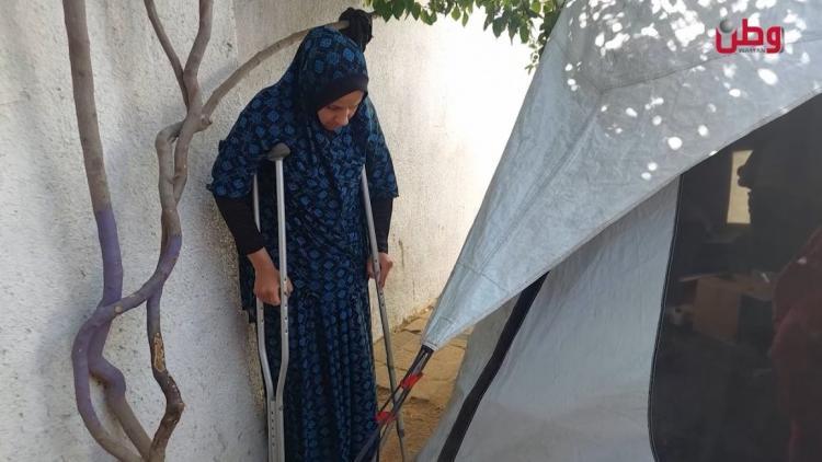 عبر عكازين.. أسماء تتحدى الإصابة وترعى أطفالها عبر عكازين.. أسماء تتحدى الإصابة وترعى أطفالها