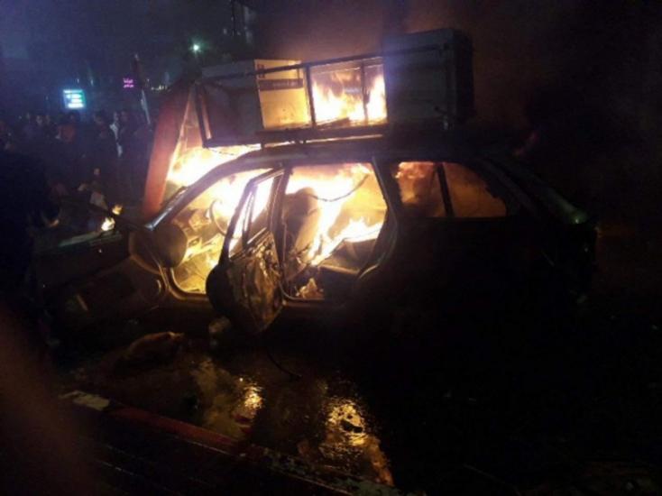فيديو| شبان يحرقون مركبة مستوطنين دخلت مدينة رام الله