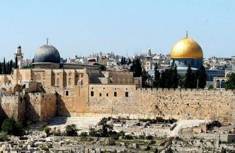 بلدية الاحتلال تعتدي على صلاحيات الأوقاف الأردنية وترمم أسوار الأقصى