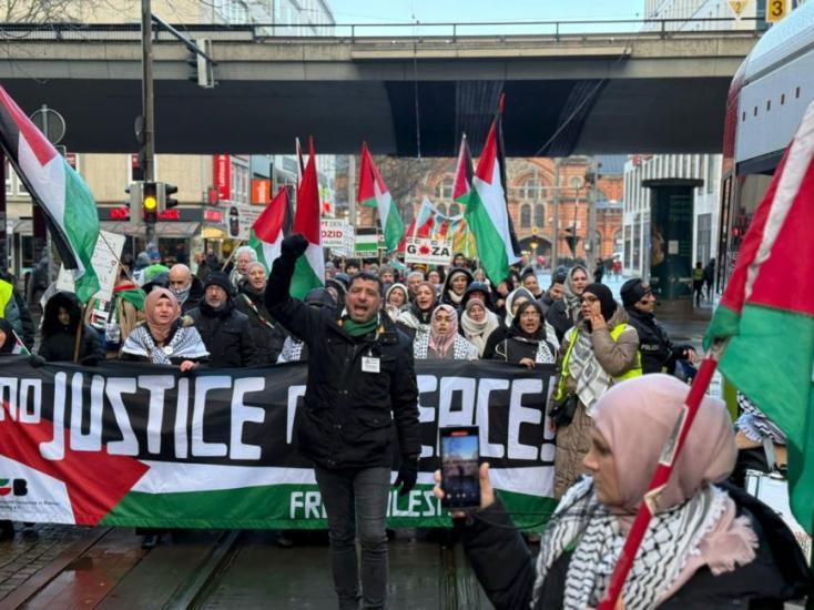 مسيرة حاشدة في مدينة بريمن الألمانية تنديداً باستمرار العدوان على غزة مسيرة حاشدة في مدينة بريمن الألمانية تنديداً باستمرار العدوان على غزة