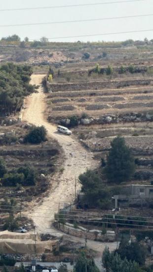 مستوطنون يعتدون على طواقم بلدية بيت أمر مستوطنون يعتدون على طواقم بلدية بيت أمر