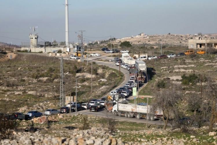 بمبادرة من بشار مصري.. متطوعون ينظمون حركة المركبات ويحدّون من التجاوزات.. وباب المشاركة مفتوح