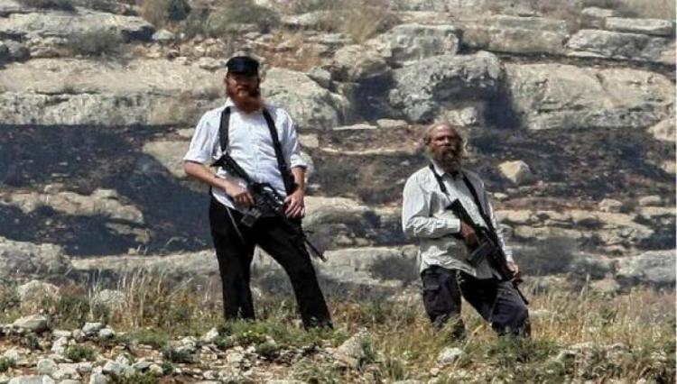 مستوطنون يعتدون على المزارعين غرب دير بلوط