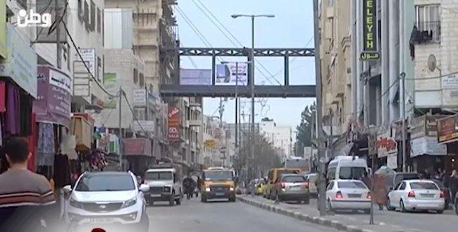 خاص بالفيديو| سيعيد الحياة للشارع القريب من تل ارميدة .. بناء أول جسر معلق في الخليل