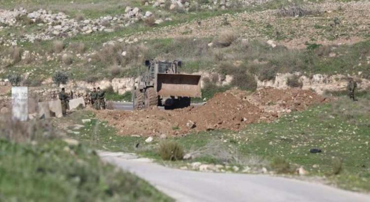 الاحتلال يغلق طريقا فرعيا بالسواتر الترابية في سبسطية