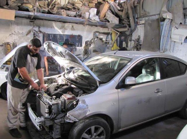 خاص لـ "وطن": بالفيديو.. غزة: الريفي.. فقدان البصر لم يمنعه من إتقان إصلاح المركبات