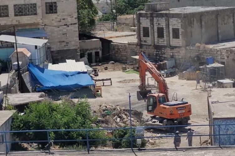 الاحتلال يهدم خمسة بركسات سكنية وحظيرة أغنام في عناتا ويعتدي على المواطنين
