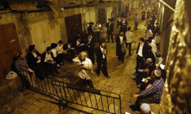 مستوطنون يؤدون رقصات استفزازية في البلدة القديمة بالقدس المحتلة مستوطنون يؤدون رقصات استفزازية في البلدة القديمة بالقدس المحتلة