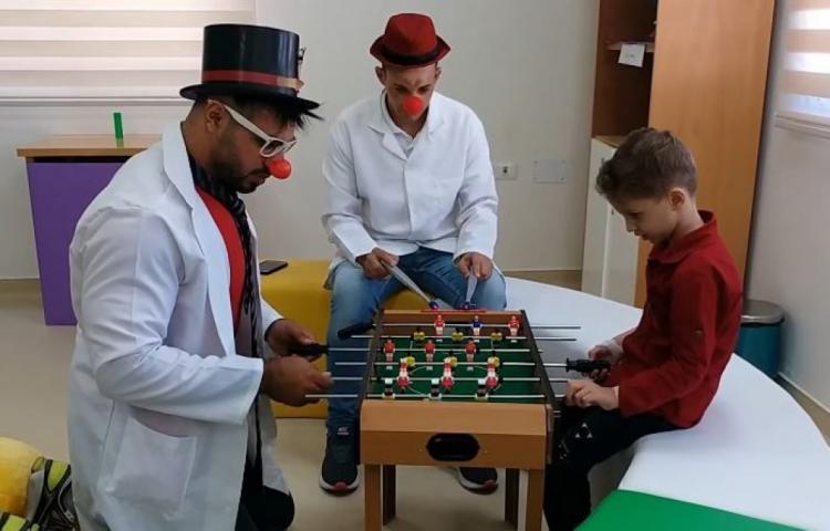 "المهرج الطبي".. طبيب يقدم نصف العلاج