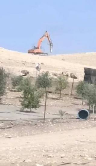 مستوطنون يواصلون تجريف وتوسعة نبع الحمة بالأغوار الشمالية تمهيدا للاستيلاء عليه