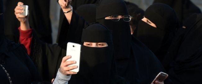 الحبس 3 أشهر للزوجة التي تفتش هاتف زوجها في السعودية والامارات