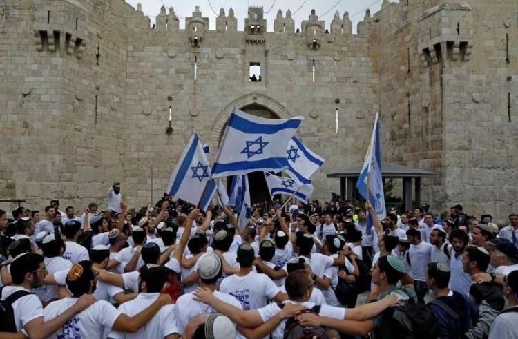 إدارة بايدن تطلب من "إسرائيل" إعادة النظر بمسيرة الأعلام