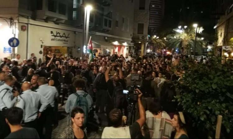 شرطة الاحتلال تقمع وقفة في حيفا منددة بجريمة قتل الشهيد العصيبي شرطة الاحتلال تقمع وقفة في حيفا منددة بجريمة قتل الشهيد العصيبي