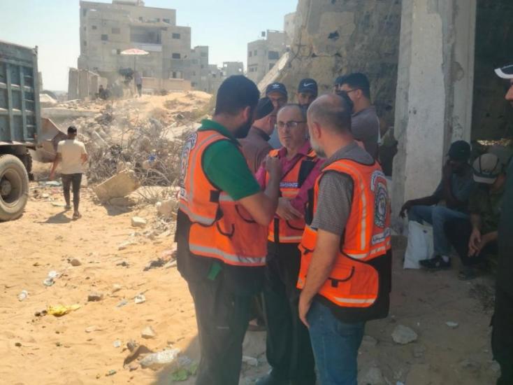 بدء انتشال رفات شهداء من تحت أنقاض منزل بمخيم النصيرات وسط غزة بدء انتشال رفات شهداء من تحت أنقاض منزل بمخيم النصيرات وسط غزة