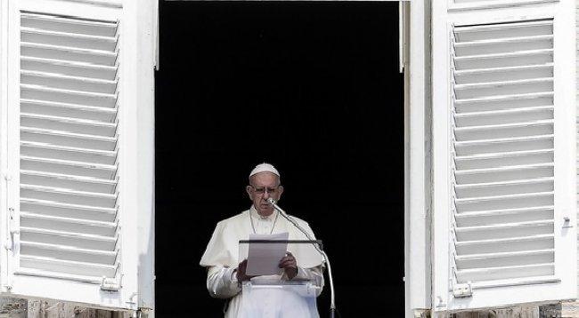 بابا الفاتيكان يعترف : الكنيسة "تجاهلت لفترة طويلة" مشكلة التحرش بالأطفال