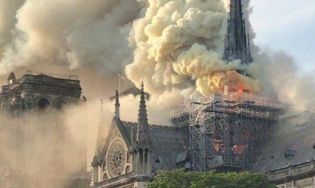 باريس: النيران تأتي على كاتدرائية نوتردام وانهيار برجها التاريخي