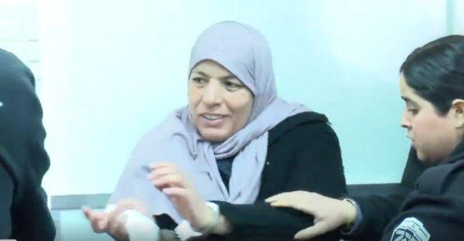فيديو | والدة الشهيد أشرف نعالوة.. أراد الاحتلال قهرها بالقيود فقهرته بابتسامتها لابنها الأسير