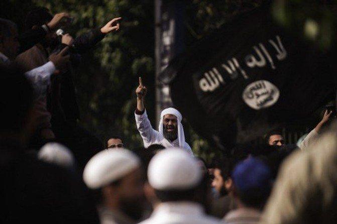 إسلاميون يهاجمون منزل دبلوماسي ايراني بالقاهرة ويرددون هتافات مسيئة للشيعة