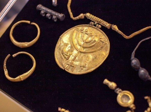 بالصور...'الآثار الإسرائيلية' تزعم العثور على كنوز يهودية بمحيط الأقصى بالصور...'الآثار الإسرائيلية' تزعم العثور على كنوز يهودية بمحيط الأقصى