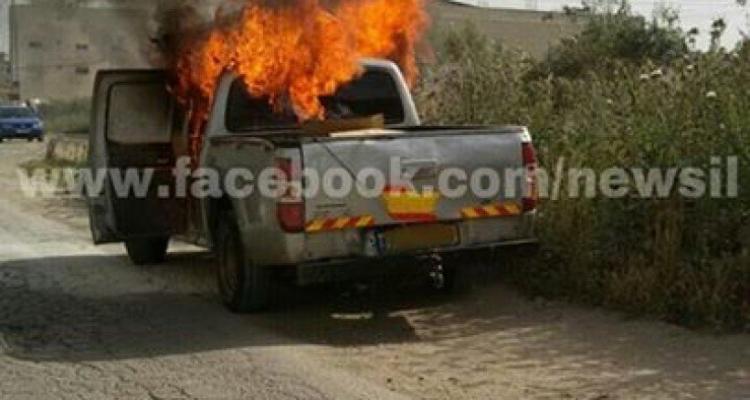 بالصور...الاحتلال يغلق طريق حوارة - نابلس بعد إصابة مستوطن إثر حرق سيارته