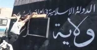بالصور : إرهاب داعش: قتل شاب وصلبه في الرقة بالصور : إرهاب داعش: قتل شاب وصلبه في الرقة