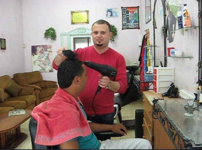 خاص لـ "وطن": بالفيديو.. طولكرم: منال وأسامة..شقيقان أبكمان يمتهنان الحلاقة