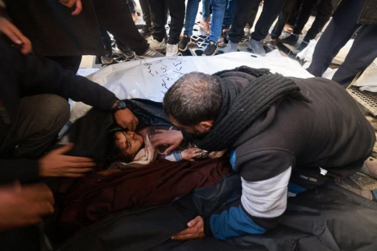 شهيدان ومصابون في غارة للاحتلال استهدفت مركبة وسط قطاع غزة شهيدان ومصابون في غارة للاحتلال استهدفت مركبة وسط قطاع غزة