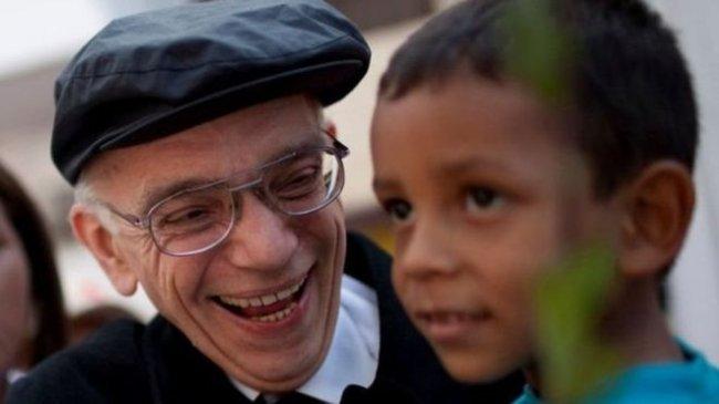 خوزيه آبرو: وفاة الفنان الذي كان يحارب الفقر بالموسيقى في فنزويلا