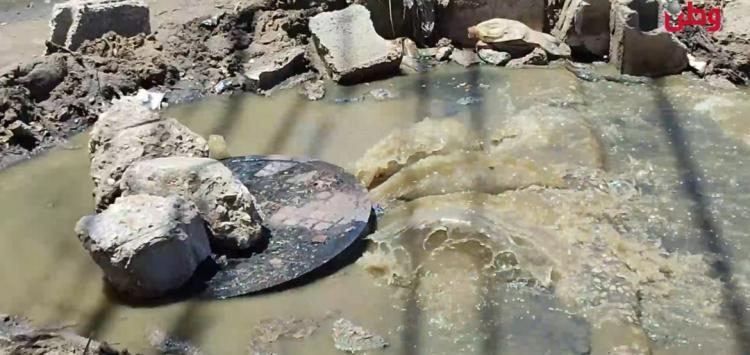 مياه الصرف الصحي والنفايات تفتك بالنازحين في قطاع غزة مياه الصرف الصحي والنفايات تفتك بالنازحين في قطاع غزة