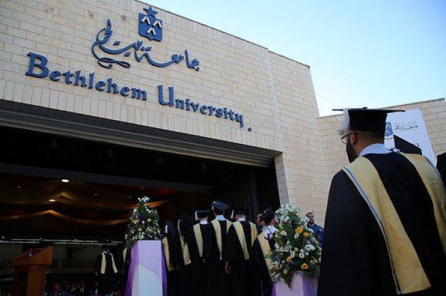 جامعة بيت لحم تحتفل بتخريج الفوج الأربعين من طلبتها