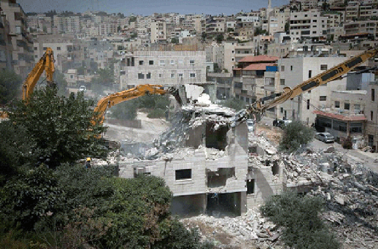 مركز "شمس" : الاحتلال يحول هدم المنازل والمنشآت إلى أداة للتطهير المكاني واقتلاع الفلسطينيين من أرضهم