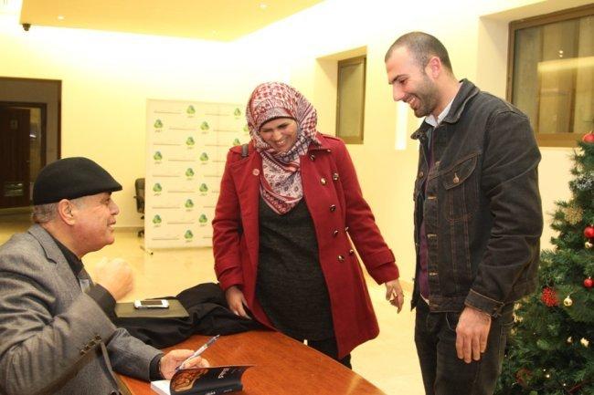 علاء أبو عامر يوقع روايته "كشتان" في متحف درويش