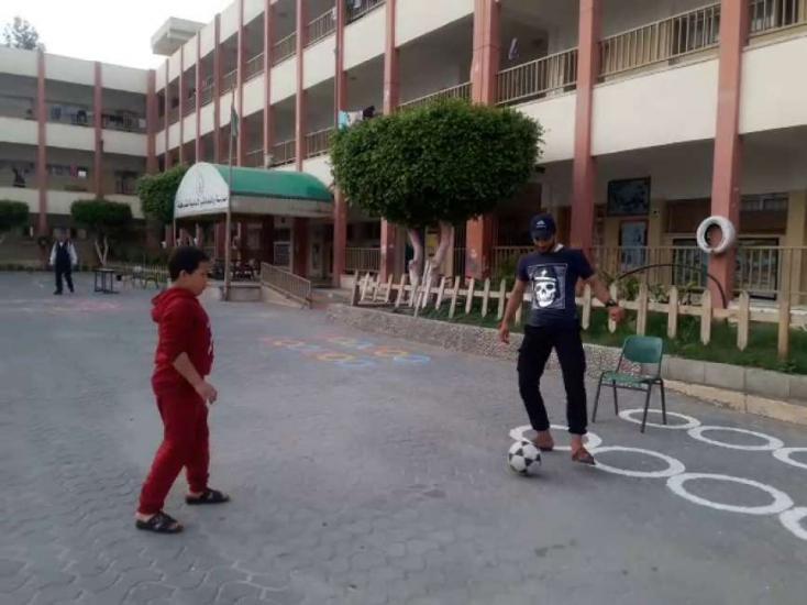 في مركز دير البلح.. لاعبون كسروا قواعد الحجر وحولوه إلى ساحة ملعب لمواصلة نشاطهم الرياضي في مركز دير البلح.. لاعبون كسروا قواعد الحجر وحولوه إلى ساحة ملعب لمواصلة نشاطهم الرياضي
