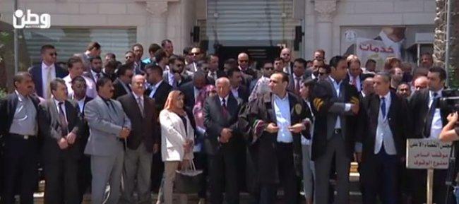 القضاة يحتجون على مشروع لتعديل قانون السلطة القضائية القضاة يحتجون على مشروع لتعديل قانون السلطة القضائية