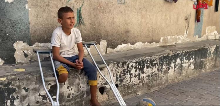 راتب.."أريد أن ألعب مثلهم".. طفل من غزة يصنع قدمًا من البلاستيك بعد أن بترها القصف راتب.."أريد أن ألعب مثلهم".. طفل من غزة يصنع قدمًا من البلاستيك بعد أن بترها القصف